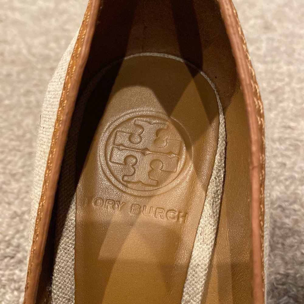 Tory Burch Offwhite/Brown open toe wedge sandal with 4 inch wooden heel. Sz. 8.5 - Picture 4 of 9
